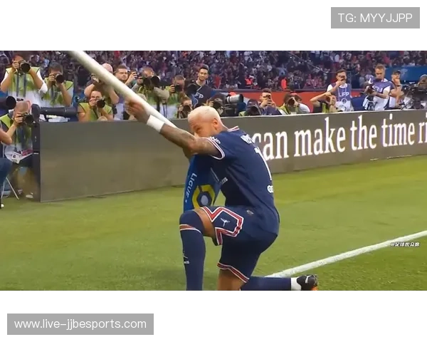 球星驾车闯入足球赛场引热议 意外瞬间成为全场焦点