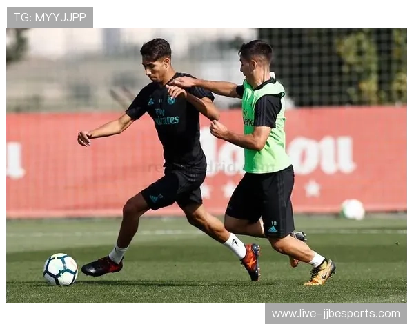 球星时尚穿搭与足球鞋搭配完美演绎足球场外的潮流风采