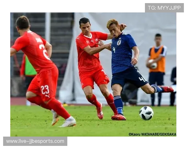 穿红色足球鞋的球星在赛场上闪耀激情与实力的完美碰撞