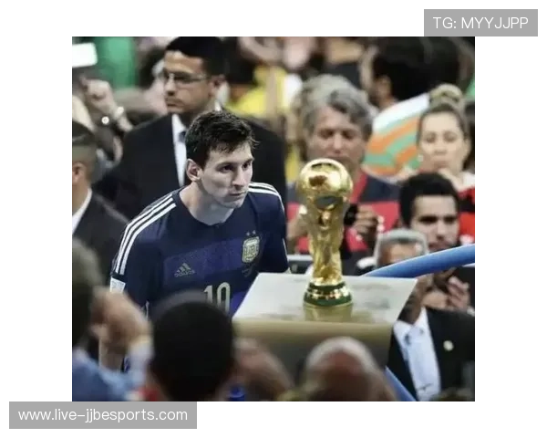 经典足球传奇回顾：老一辈球星的辉煌足迹与时代影响