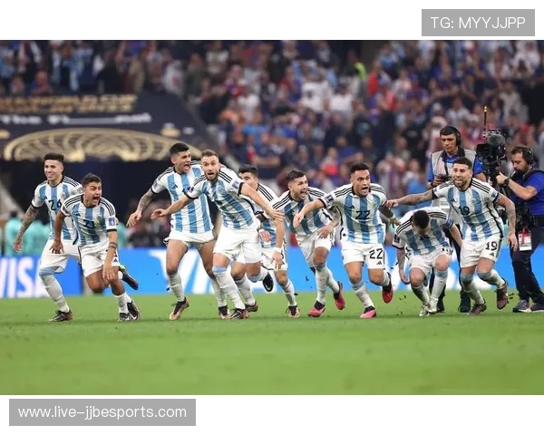 花式足球克里斯挑战世界足球巨星展示极限技巧与创意对决