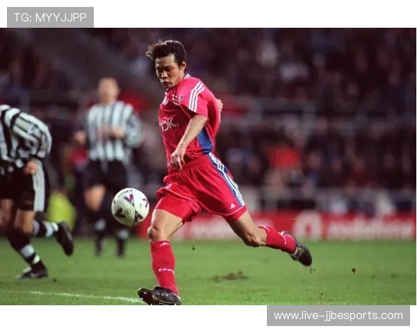 足球8号球星同款衣服品牌热潮引领年轻人运动时尚风潮