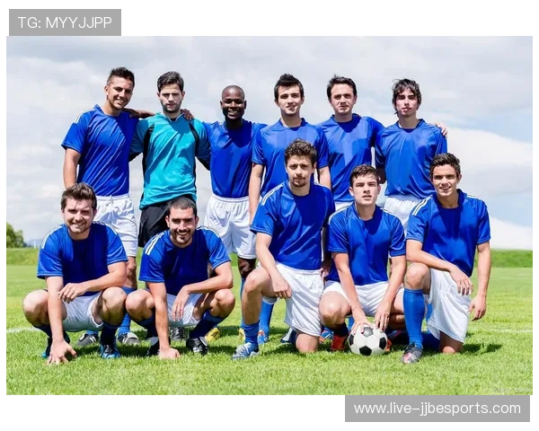 足球巨星化身白发老者依旧在绿茵场上激情奔跑追逐梦想