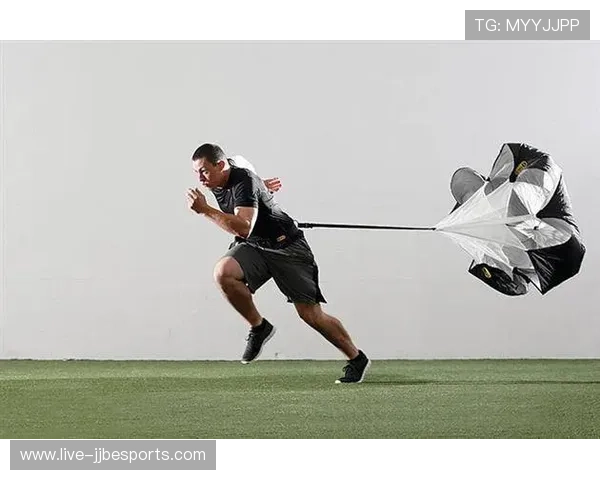 足球巨星的一天：从晨跑到夜晚训练揭秘他们如何平衡生活与职业