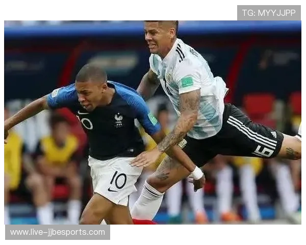 足球球星与大力神杯辉煌瞬间的绘画作品呈现 足球球星与大力神杯辉煌瞬间的绘画作品呈现