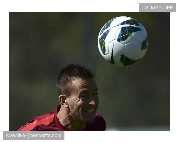 足球球星男主角引领风潮他在场上展现的魅力与技术完美融合 足球球星男主角引领风潮他在场上展现的魅力与技术完美融合