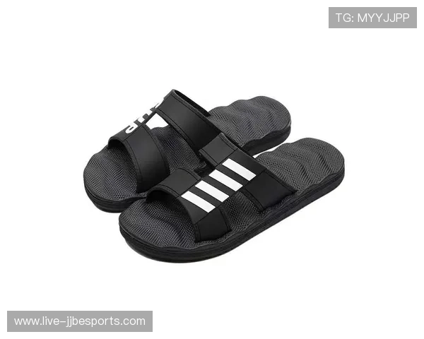 足球球星拖鞋潮流新品打造休闲运动与时尚舒适兼备的穿搭选择 足球球星拖鞋潮流新品打造休闲运动与时尚舒适兼备的穿搭选择